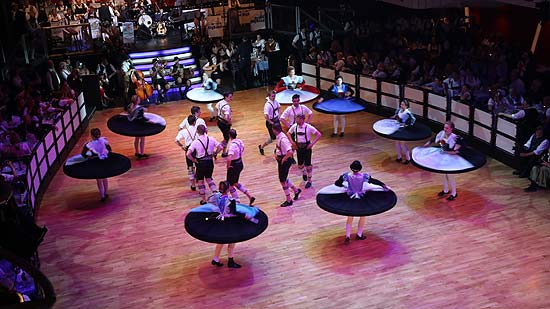 Alle machen mit : Oide Wiesn Bürgerball  im Deutschen Theater (©Foto:Martin Schmitz)